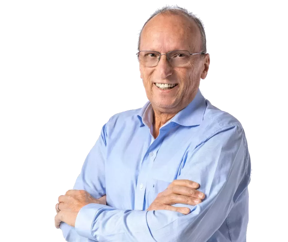 Hanspeter Brunner, Webdesigner und persönlicher Ansprechpartner für Digitalisierung, lächelnd mit verschränkten Armen